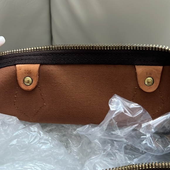 Authentic Louis Vuitton Monogram Speedy 40 Handbag with lock and keys - Picture 12 of 12